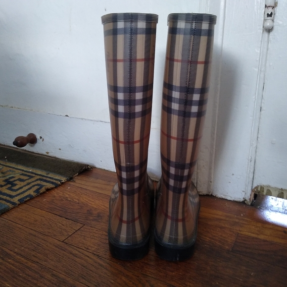 BURBERRY Plaid Rubber Rain Boots - Picture 5 of 9